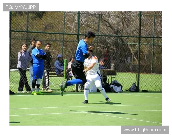 小菲足球赛场激动人心精彩瞬间回顾 每一次突破都点燃观众激情